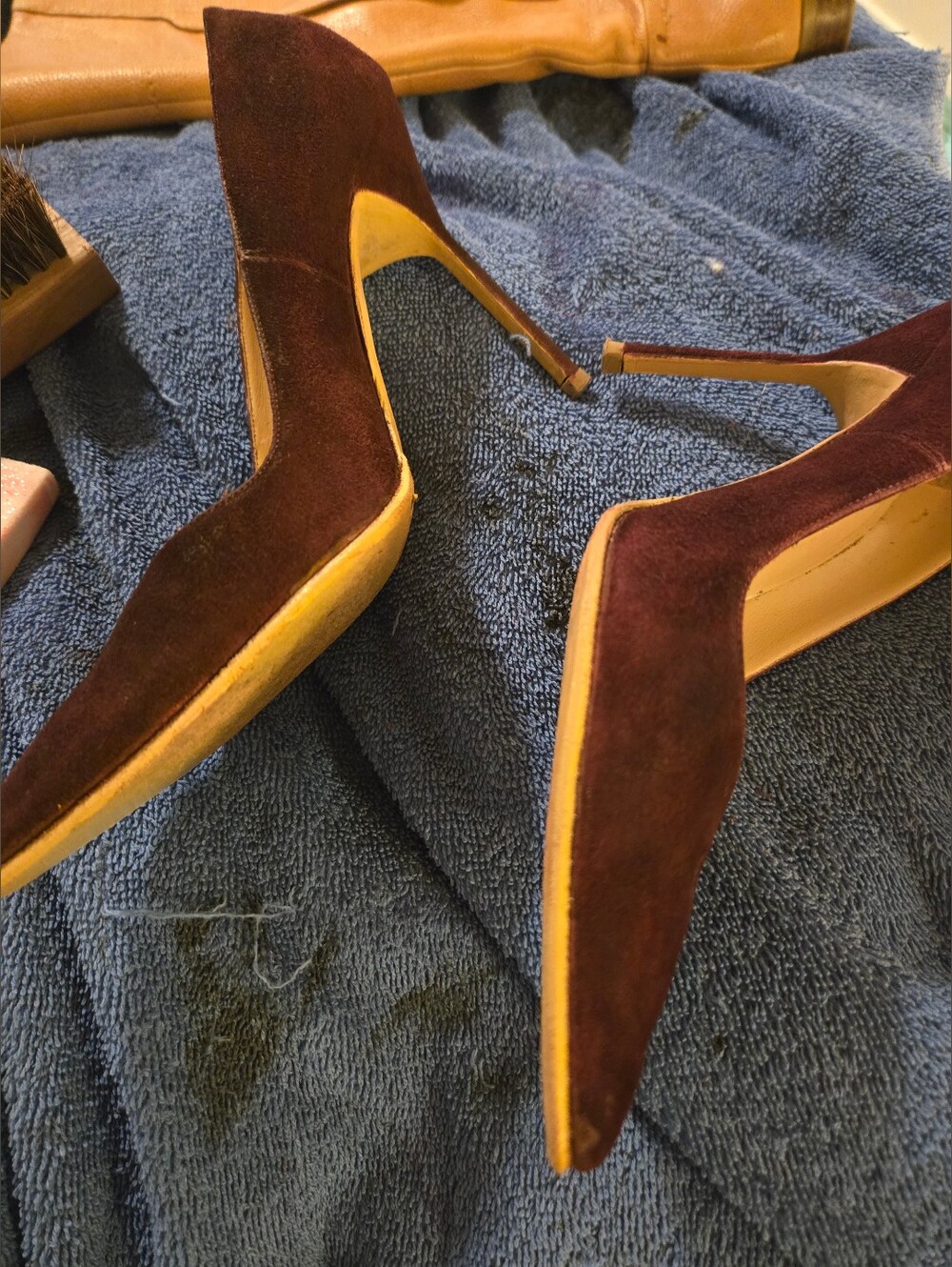 Manolo Blahnik Women's Pointed Suede Pumps in Plum 6.5 - Picture 12 of 14